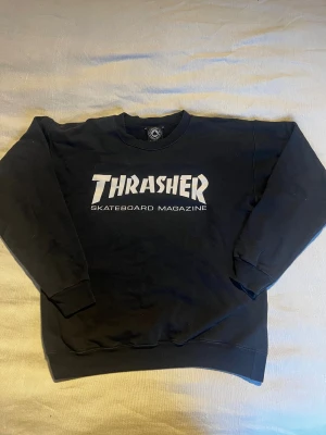 THRASHER SWEATSHIRT - Thrasher sweatshirt som nu säljs pga garderobsrensning. Knappt använd så skicket är det inget fel på. Uppskattar den till Storlek S då storlekslappen lossnat. 