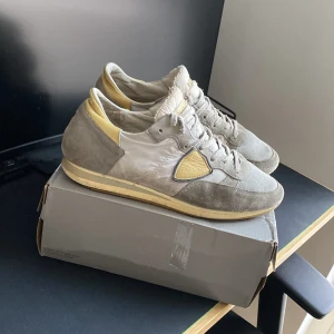 Philippe model skor  - Väldigt fina Philippe model skor. Kommer tyvärr inte med original box. Skick 6/10. Storlek 42. Nya skosnören behövs.