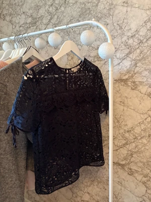 Spetstopp  - Supersöt spetstopp från HM. Stl 34 och passar xs