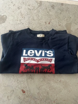 Levi’s tröja i storlek 12Y - Säljer denna Levi’s tröja i storlek 12Y, den är i väldigt bra skick