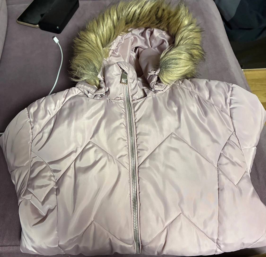 Ljusrosa pufferjacka med fuskpäls