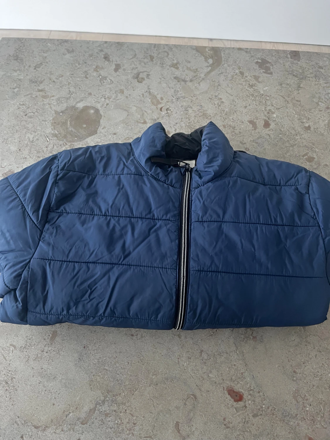 Blå pufferjacka från H&M i storlek 146