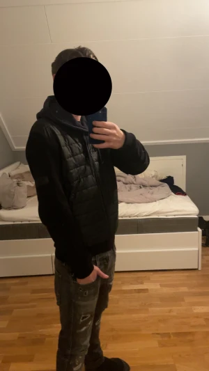 Svart cardigan Barbour  - Snygg cardigan som inte säljs ny längre, mycket bra skick utan defekter. Pris går att diskuteras, skriv vid fler frågor! 