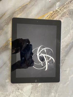 Apple iPad (2nd/3rd/4th gen) - Säljer en äldre Apple iPad med 9,7-tums skärm. Plattan är i gott skick med mindre repor och normalt slitage på baksidan. Perfekt för surf, video och enklare appar. Laddare ingår ej. Fungerar som den ska.