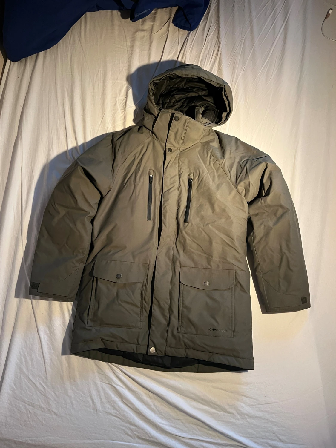 Grön dunjacka från Everest med huva