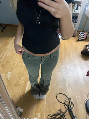 Gröna Jeans - Jättefina gröna jeans i storlek 36, köpta på loppis. Inga defekter förutom att de är klippta på botten fast inget man lägger märke till, sitter bra i längden på mig som är 164 cm