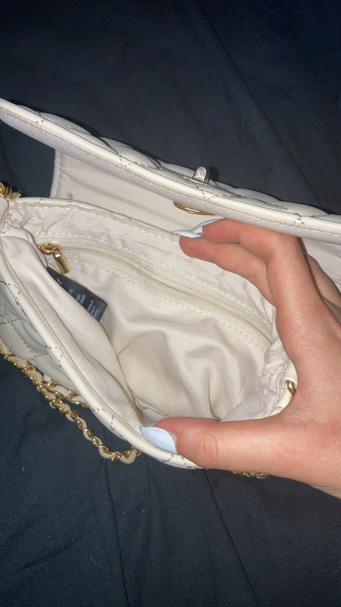 Beige axelväska med guldkedja - 1