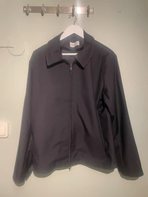 Svart rock från Sandö med dragkedja S/M - Oanvänd Svart rock från Sandö, modell Louis, med klassisk krage och hel dragkedja framtill. Utdprungspris 1600kr storlek S/M