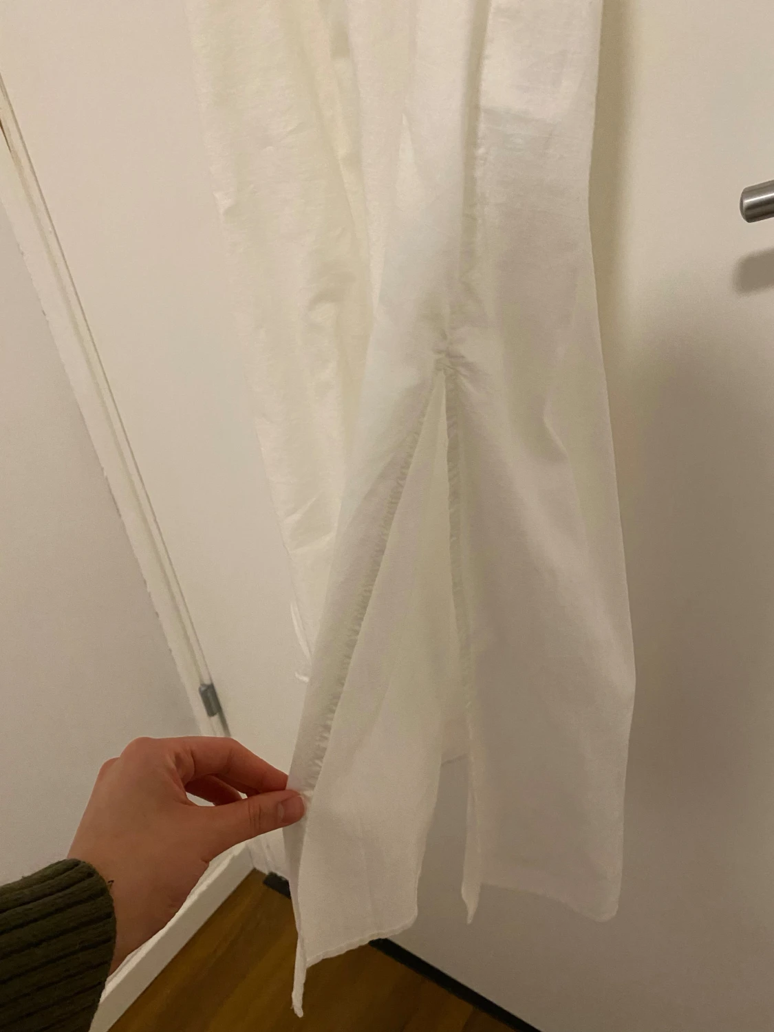 Vit långklänning med blå broderier H&M - 2