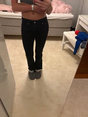 Svarta bootcut jeans med låg midja - söta svarta jeans, väldig lågmidjade 