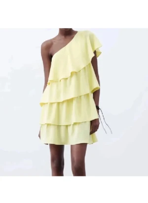 Zara Volangklänning - Ljusgul volangklänning från Zara i storlek 38 