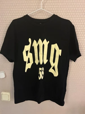 Svart SMG 58 | T-Shirt - Tuttolente svart SMG 58 t-shirt, nyskick använd 1-2 gånger, slutsåld på deras hemsida!
