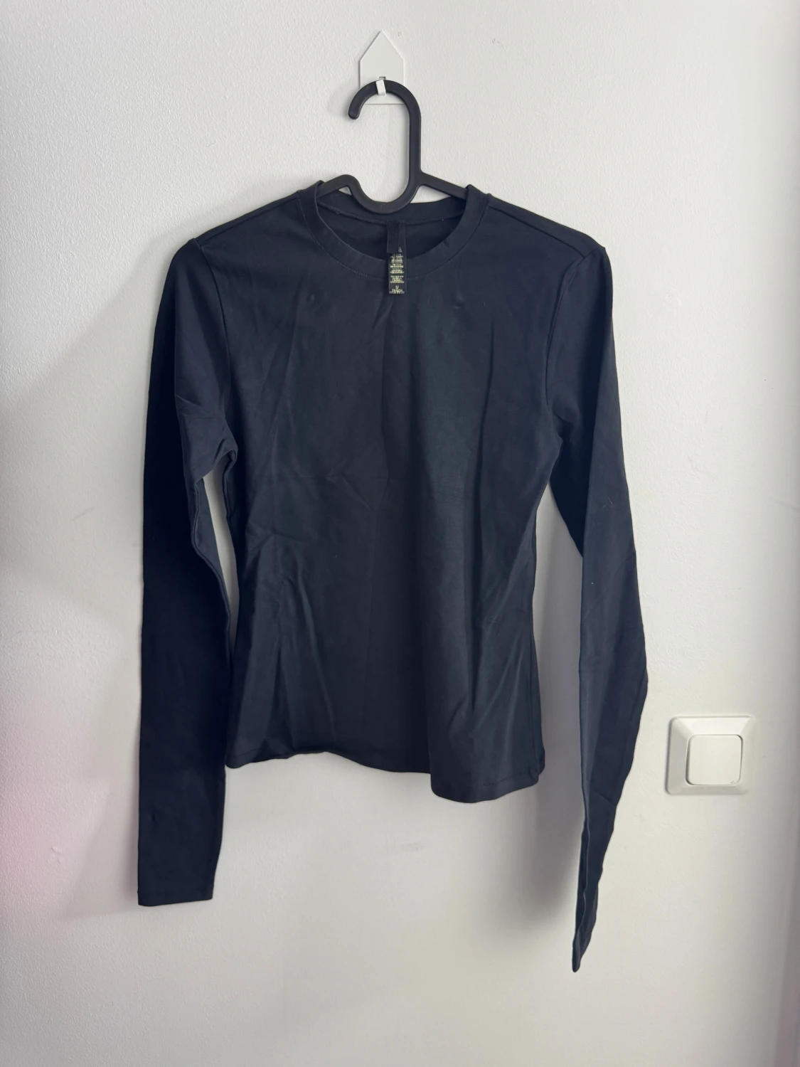 Svart slim fit långärmad topp från SKIMS