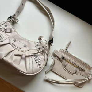 Ny väska och korthållare  - Säljer båda för 25 kr