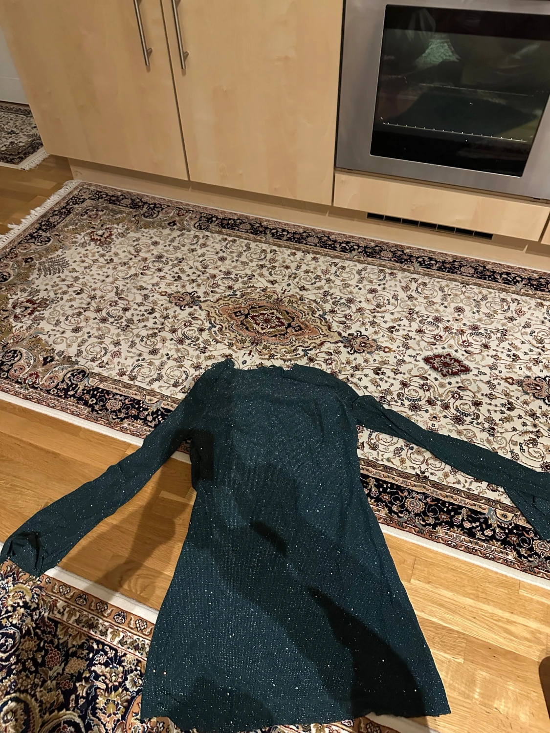 Glittrig grön kortklänning med lång ärm