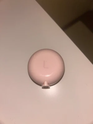 Laneige Glowy Makeup - Glowig highlighter läppmask från Laneige i en rund, ljusrosa plastburk. Ger en skimrande, pärlemoraktig finish som boostar lystern i ansiktet. Använd typ 3 gånger men jag har tagit väl hand om den!🫰🏼Nypris 300kr.