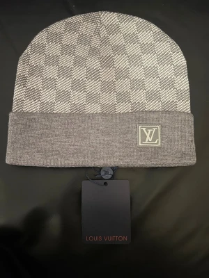 Grå Mössa - Helt ny