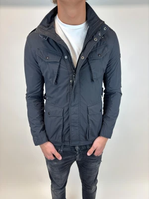 Woolrich Jacka  - Hej! Säljer nu denna väldigt snygga och eftertraktade Woolrich Fieldjacka!  Jackan är slutsåld överallt och går inte att få tag på… jackan är perfekt nu till hösten/vintern  Storlek S Ny pris: 6000 kr Säljs för: 1499 kr