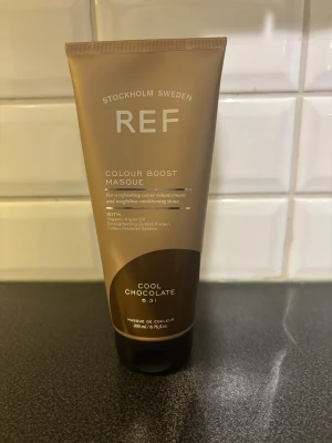 Colour Boost Masque - Colour Boost mask från REF i färgen cool chocolate, ord pris 299:- (skriv innan köp)   Mer intro:  Närande färgbehandling som förbättrar och fräschar upp hårfärgen på bara 10 minuter, samtidigt som den ger en boost av fukt och glans. Berikad med sheasmör, arganolja, avokadoolja och aloe vera för extra återfuktning tillsammans med vårt stärkande quinoa- och färgbevaringssystem för en mjuk finish 🤎 •  Instagram: Ginise  #hårmask 