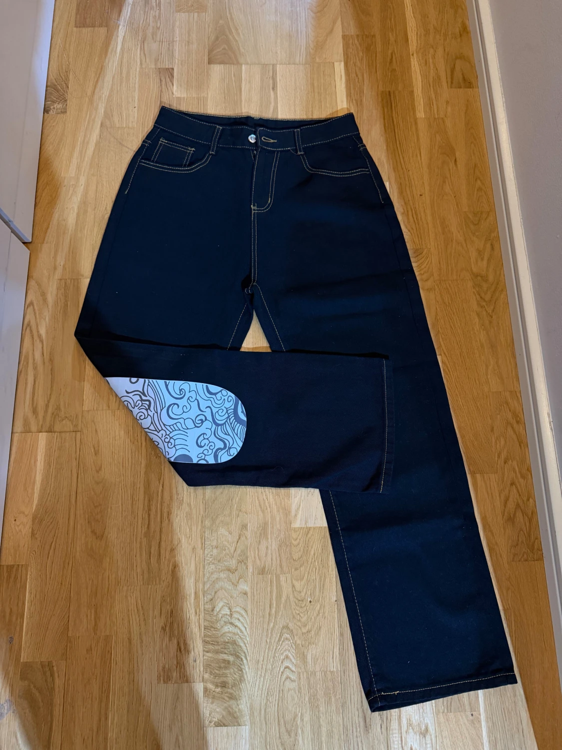 Svarta Evisu jeans med vit tryck