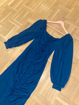 Elegant klänning. - Säljer vidare den här väldigt vackra klänningen från SHEIN. Klänningen har fina volanger och sitter väldigt fint på! Jätte fin & elegant. Klänningen har inga tecken på användning. Klänningen är i stretch.  Storlek M/38