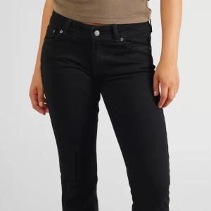bootcut jeans - svarta bootcut jeans som är lågmidjade ifrån junkyard!!❣️❣️ skriv för egna bilder!