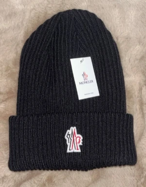 Moncler mössa - Säljer en moncler mössa perfekt för kalla dagar och dig som gillar märken och mode kom dm för eventuella frågor 🧐pris kan diskuteras💯.