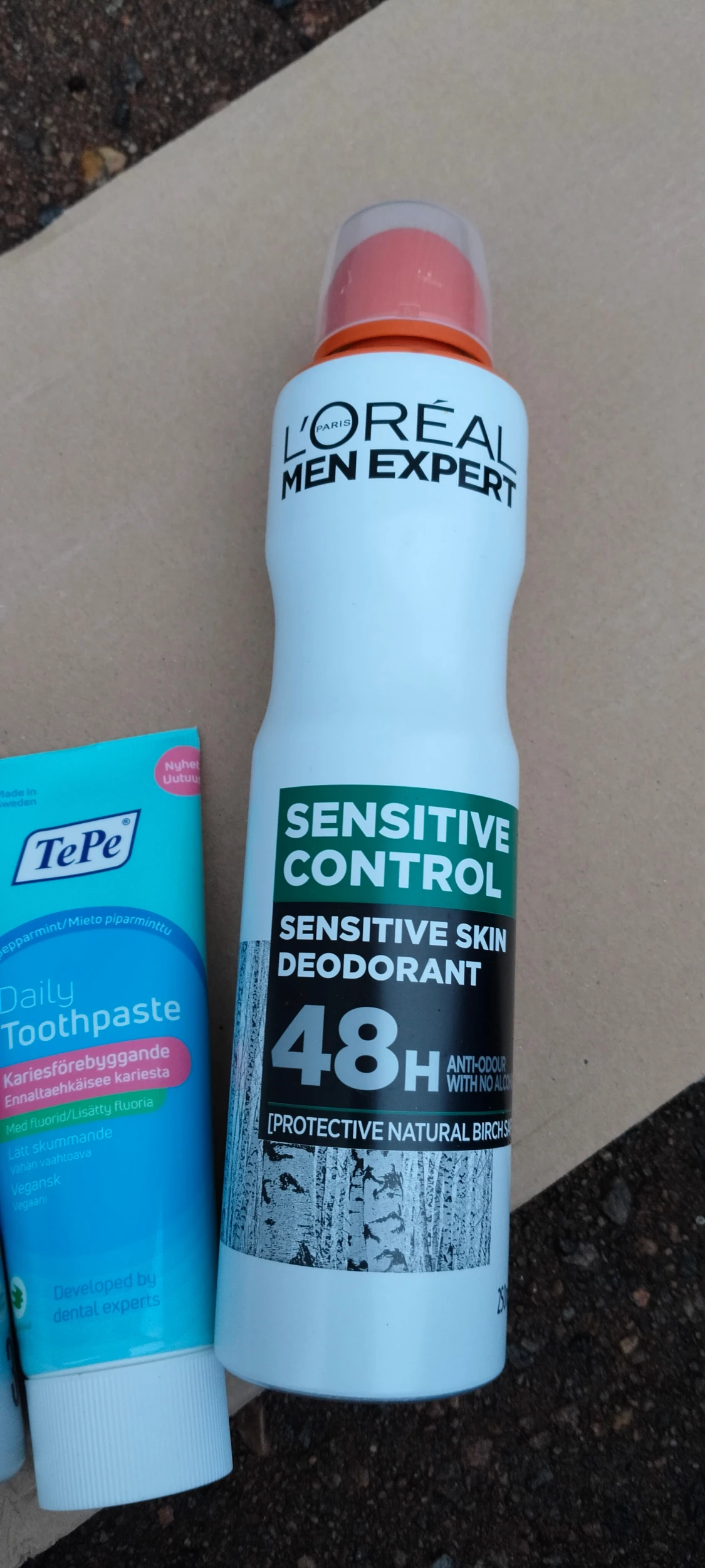 Ett set med diverse skönhetsprodukter för män. - 3