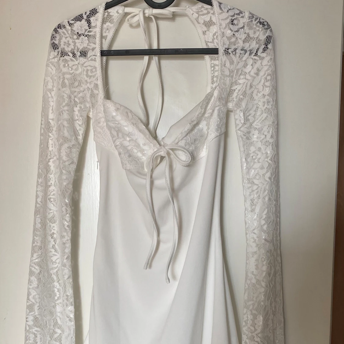 Vit spetsklänning med snörning - 1