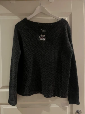 Odd Molly stickad tröja! - En så fin stickad tröja från odd Molly som innehåller alpacka och ull! Storlek 0 vilket motsvarar xs men skulle säga att den passar S också. Den är använd fåtal gånger, så i väldigt gott skick!