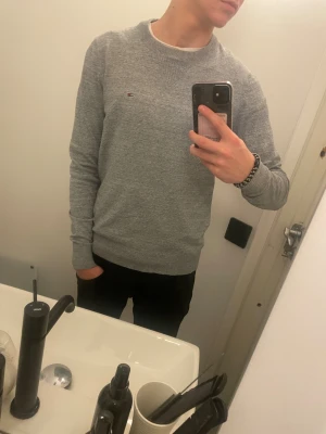 Grå stickad tröja Tommy Hilfiger - En fin grå stickad tröja ifrån Tommy hilfiger! Jätte fin kvalitet! Storlek S! Hör av er vid eventuella frågor! 🙌👍 // Eliam.
