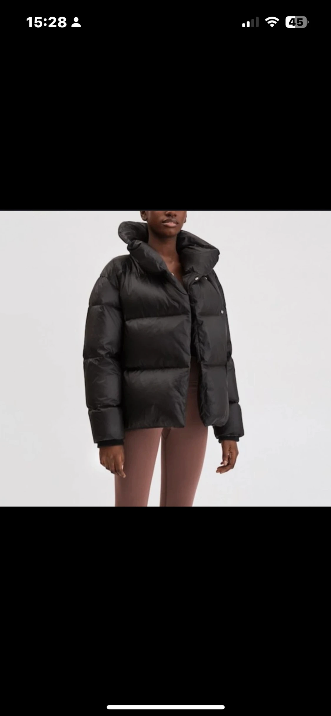 Svart pufferjacka med hög krage