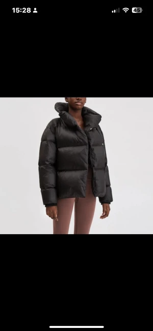 Svart pufferjacka med hög krage - Så snygg vinterjacka från Filippa K! Använd fåtal gånger❤️Storlek S