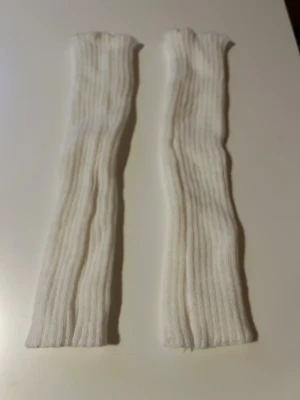 Vita/cremefärgade ribbade benvärmare - Ett par vita/cremefärgade ribbade benvärmare, perfekta att ha på vintern. De är aldrig använda💕