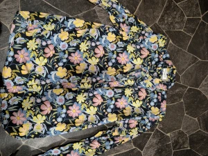 Blommig skjorta från Stock & Hank XL - Snygg skjorta från Stock & Hank i storlek XL med färgglatt blommigt mönster i rosa, gul, blå och ljusblå på svart botten. Skjortan har långa ärmar och klassisk krage, perfekt för dig som gillar att sticka ut med din stil. Knappar framtill och mjukt material.