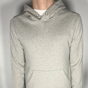 J.Lindeberg hoodie - Säljer en riktigt snygg och trendig J.Lindeberg hoodie i fint skick, storlek M, vid frågor är det bara att skriva //Gramenti
