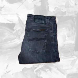 Nudie Lean Dean  - Snygga mörkblå jeans från Nudie Jeans modell Lean Dean med klassisk femficksdesign och diskret broderad bakficka. Jeansen har en stilren look och är tillverkade i mjukt denimtyg som sitter skönt hela dagen.