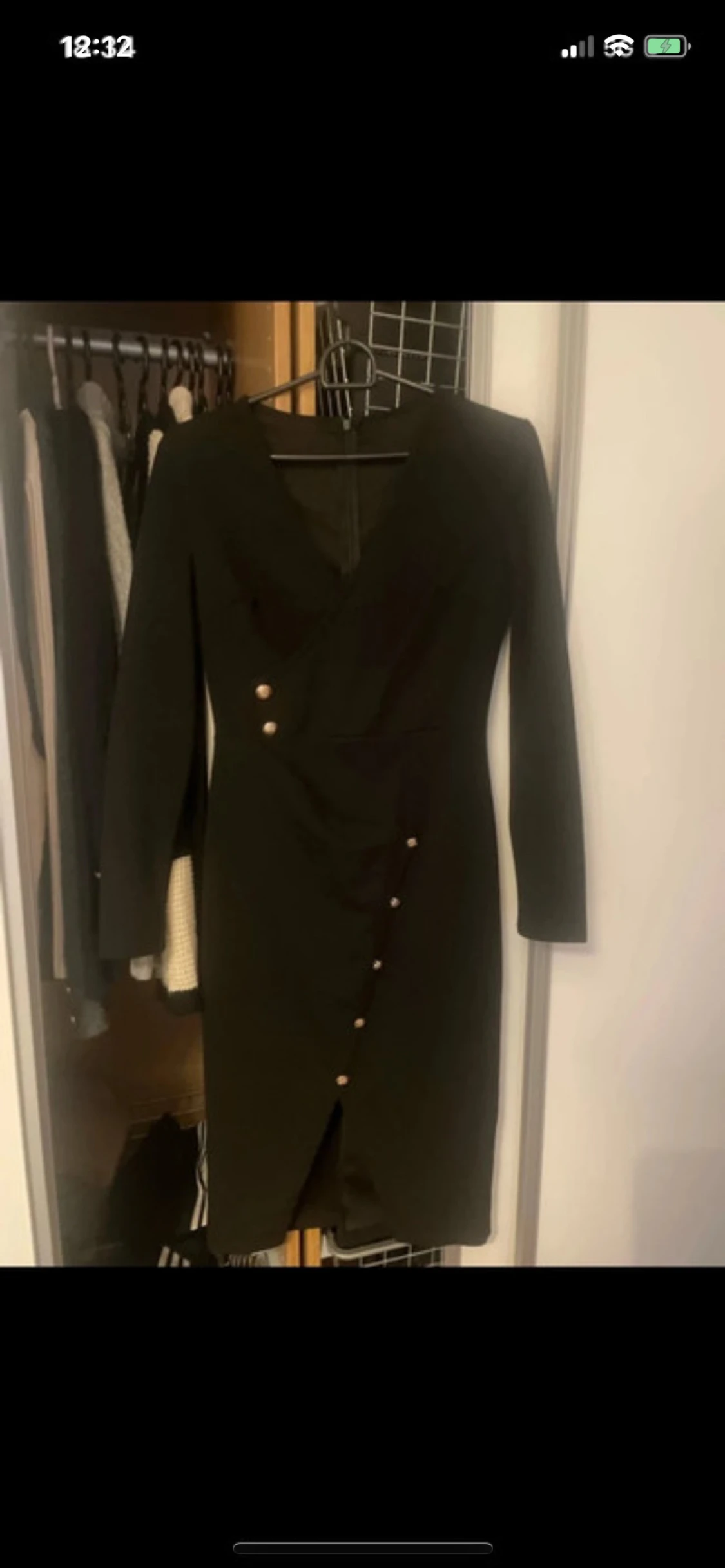 Svart omlottklänning med guldknappar