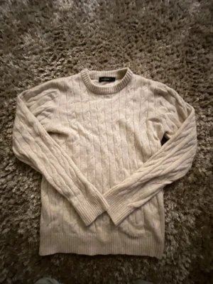 En vit stickad tröja från Dressman - En vit stickad tröja från Dressman i storlek S, den är helt oanvänd med inga skador, den är otroligt varm och mysig så den passar perfekt till vintern. Har du några frågor så hör gärna av dig.