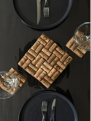 Underlägg  - Handgjort grytunderlägg av återvunna vinkorkar🤍 1 för 89kr 2 för 159kr🤍 Finns även andra former och storlekar, hör av er till mig vid intresse🤍