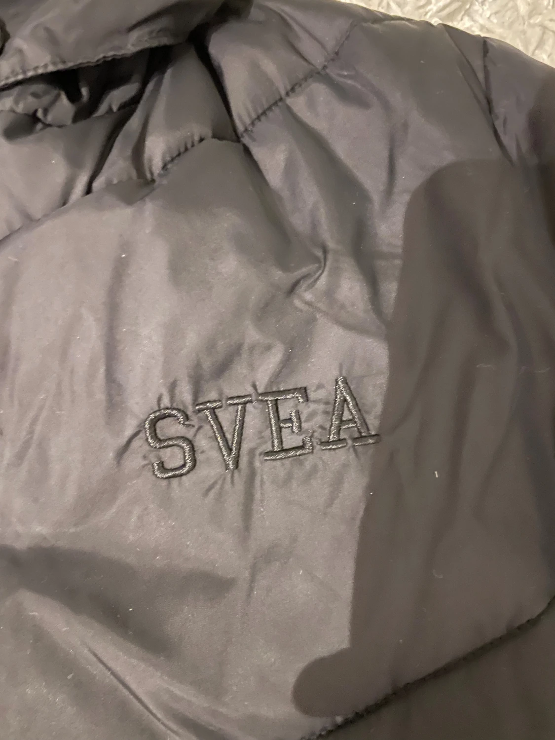 Svart pufferjacka med huva från Svea - 4