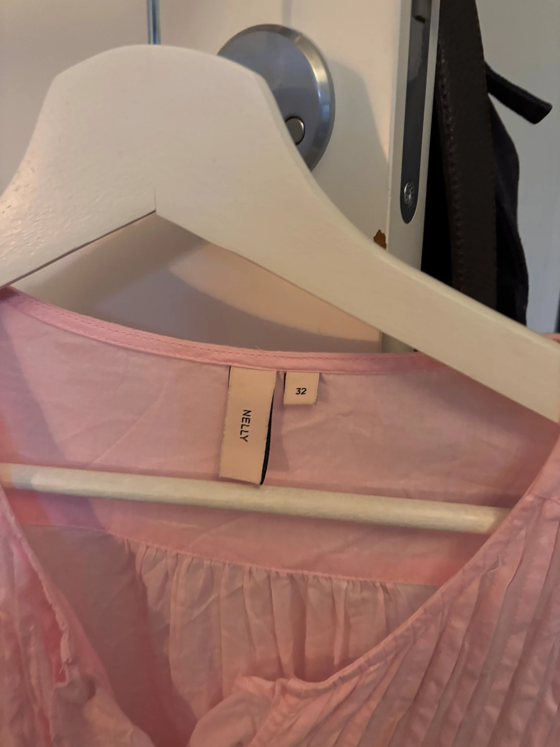 Ljusrosa blus med volanger från Nelly - 1