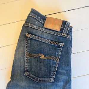 Nudie jeans  - Nudie jeans, hur sköna som helst. Inga defekter! Modellen är 180 cm 75 kg och bär Storlek W31 L34, Mått A: 42 B: 107. Kom med frågor🌟