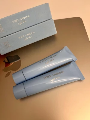 2st Dolce & Gabbana Light Blue Homme –Shower Gel / Body Bath - Äkta Dolce & Gabbana Light Blue shower gel minis, 25 ml styck. Perfekt för resa, gymväska eller att prova doften innan man köper fullstorlek. Fräsch maskulin doft med lemon, rosemary och patchouli.  ‼️Kommer från ett original Dolce & Gabbana Light Blue gift set, därför står det “NOT FOR SALE” på sidan av förpackningen (endast på original-gåvosetets yttre förpackning).  Helt ny/oanvänd! Om man vill bara köpa 1, skriv till mig då !✨