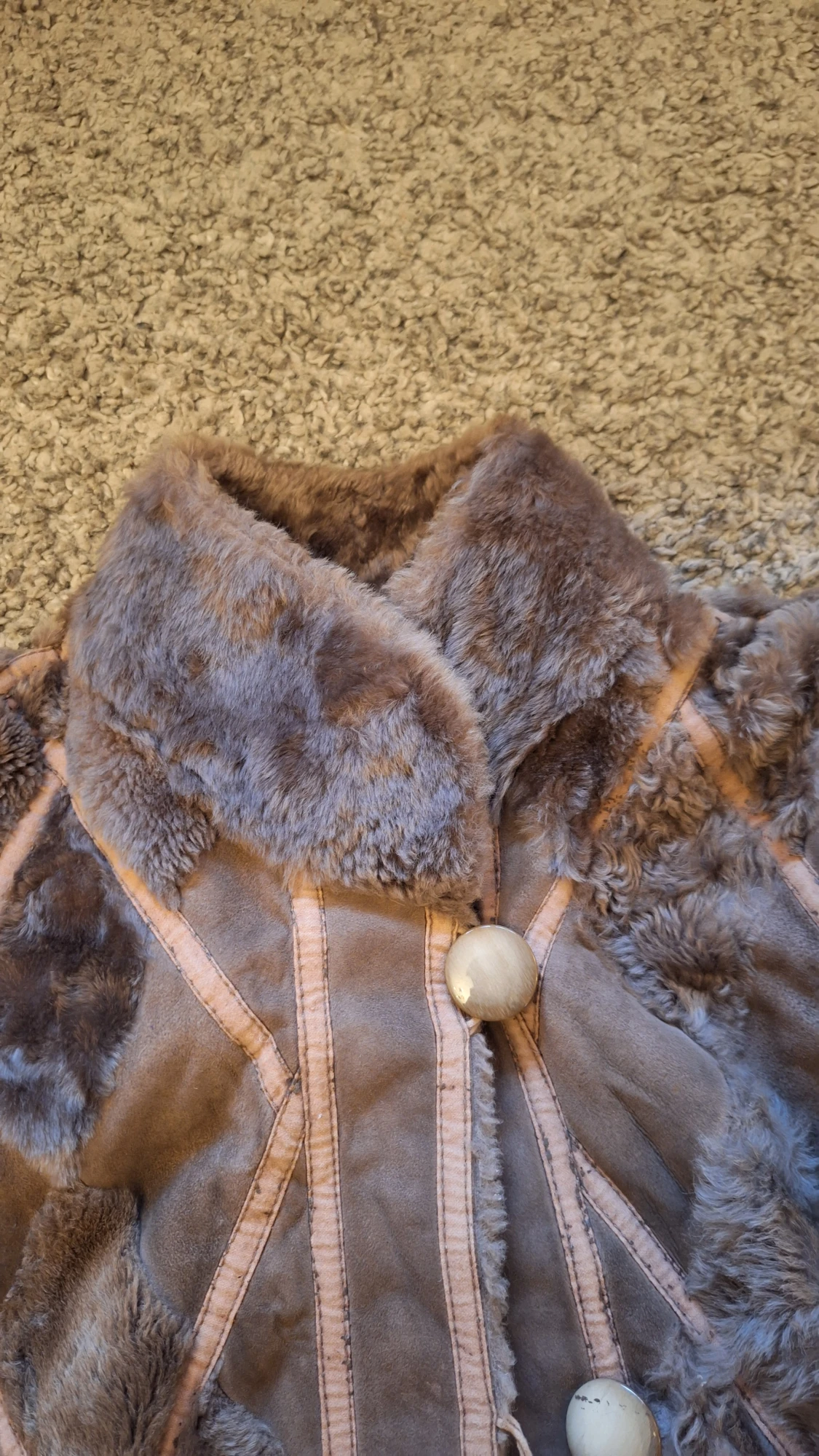 Brun jacka med knappar och plysch - 3