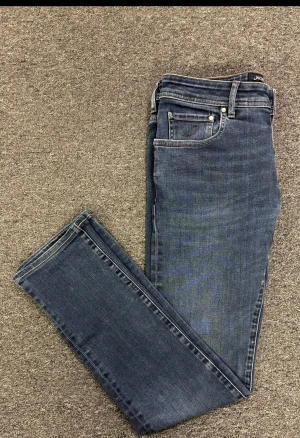 Jacob Cohen - || Fräscha Jacob cohens || Skicket är som nytt och har flera otroligt fina detaljer || Dessa är mörkblåa som är smått fadade || storleken är w32 || Hör av er vid frågor🤝||