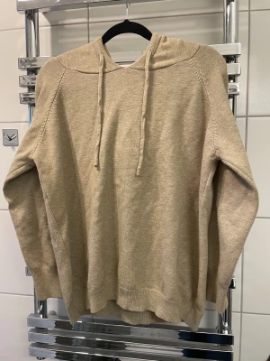  Beige Kashmir hoodie -  Sälj en beige Kashmir hoodie storlek 170