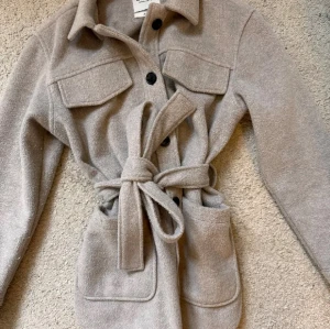 beige kappa  - jättefin beige kappa från MQ, använd 1-2 gånger, köpt för 899kr säljer för 399kr💗