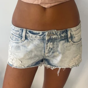 Jätte snygga jeans shorts  - Jeans shorts som är köpta här på Plick från jeans arkivet! Använda 2 gånger. Säljs pga att dem är förstora på miggg💗💗🤗 jätte bra skick och inga defekter. Kom med bud!!