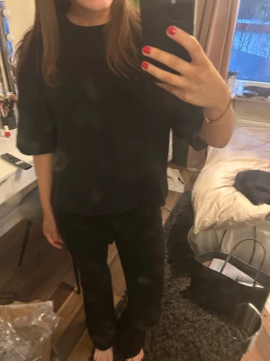 Svart boxig tshirt - Snygg svart boxig tshirt från Gina Tricot. Aldrig använd utan prislapp.